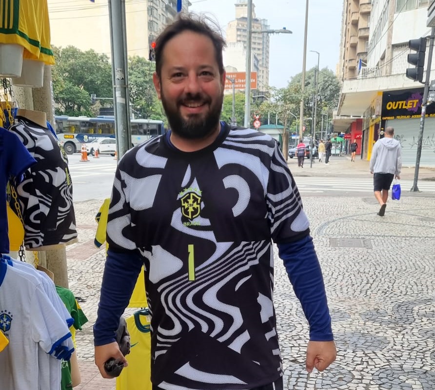 Beto com a camisa preto e branco da seleção brasileira em 2026, para torcer durante a Copa. Foto: arquivo pessoal