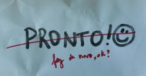 Papel com mensagem "Pronto" riscada a caneta vermelha e, embaixo, outra mensagem: "faz de novo, ok?". Ilustra situações de retrabalho, refação.