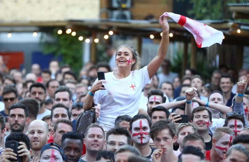 Ingleses fazem festa após vitória na Copa, em foto da Reuters.