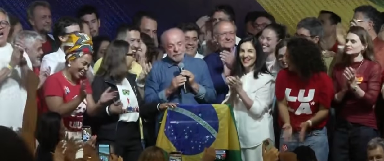 Lula discursa após vitória no segundo turno das eleições, em 2026. Imagem: reprodução / TV Globo